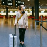 mujer en aeropuerto con mascarilla